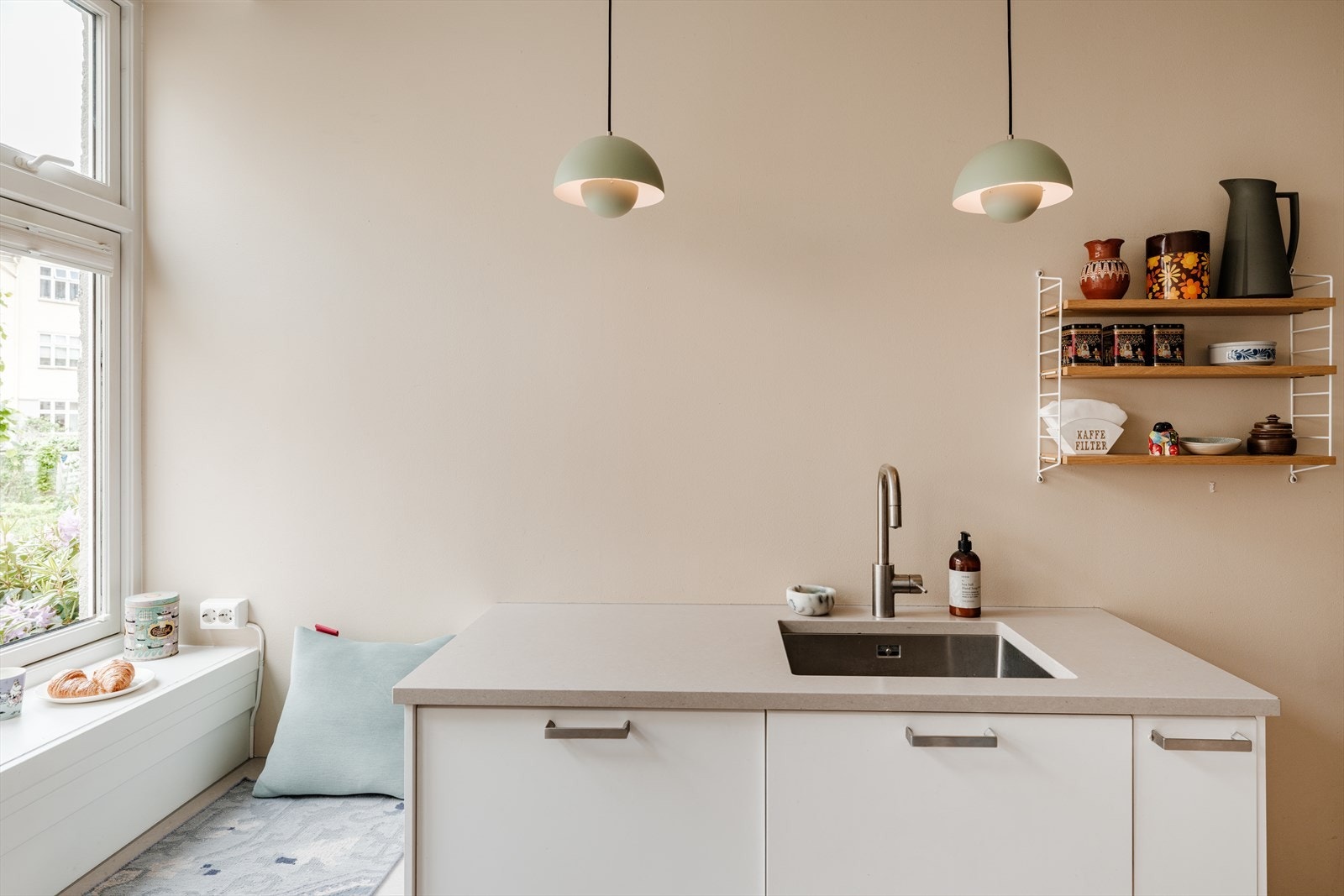 Hyggelig sitteplass ved vinduet mot bakgården. Ideelt kjøkken for både hverdagsbruk og hyggelige sammenkomster! Galleribilde