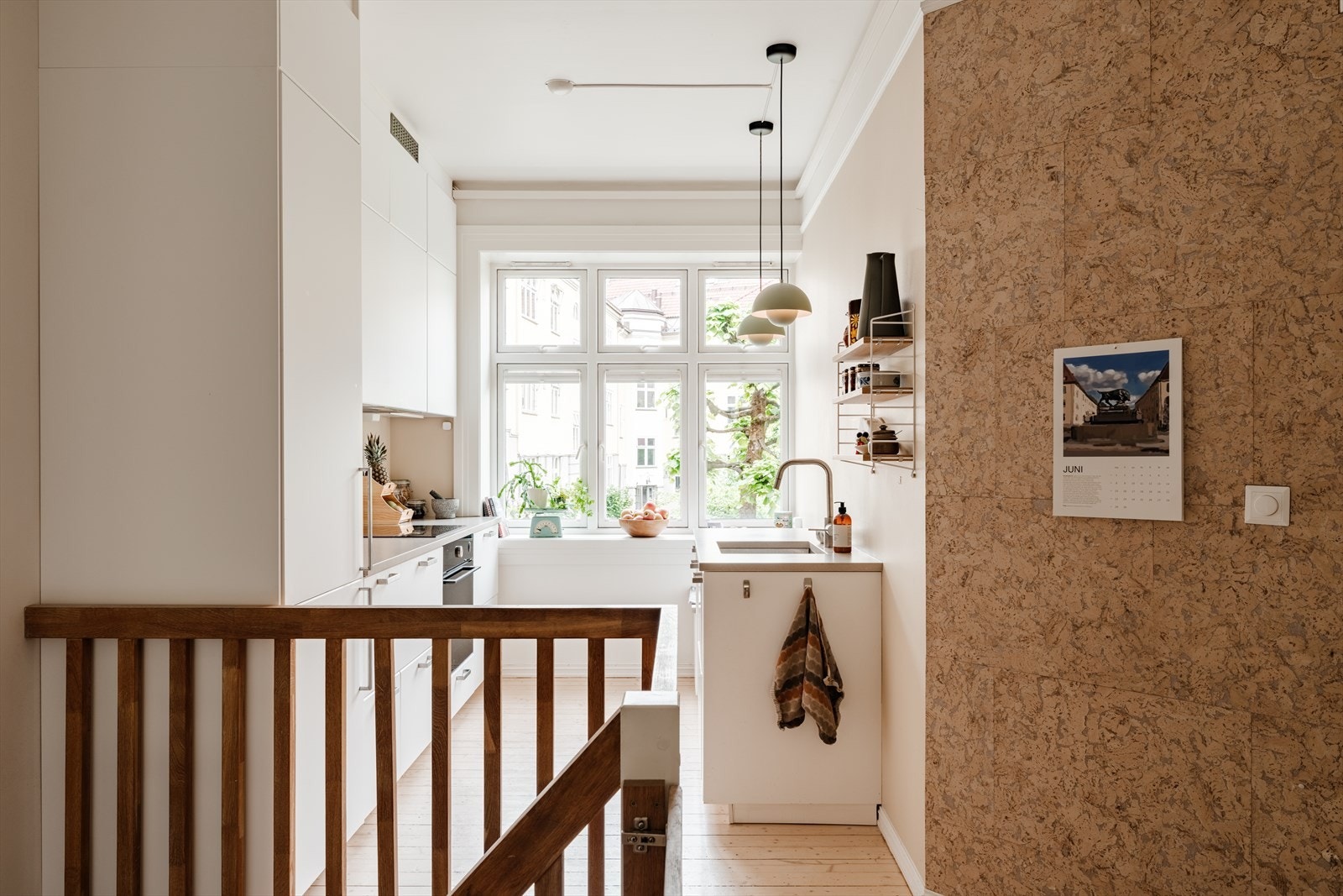 Alle overflater er nymalte i en delikat fargetone, som skaper en lys og harmonisk atmosfære og gjør det enkelt å innrede etter eget ønske. Galleribilde