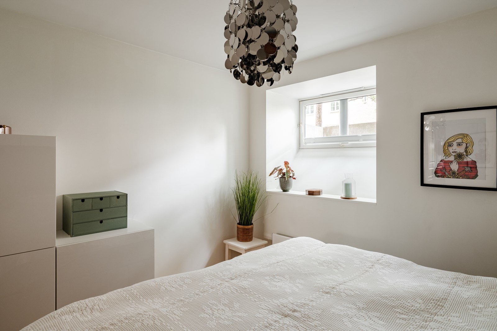 Dype vinduskarmer som gir mulighet for plassering av planter og pynt. Galleribilde