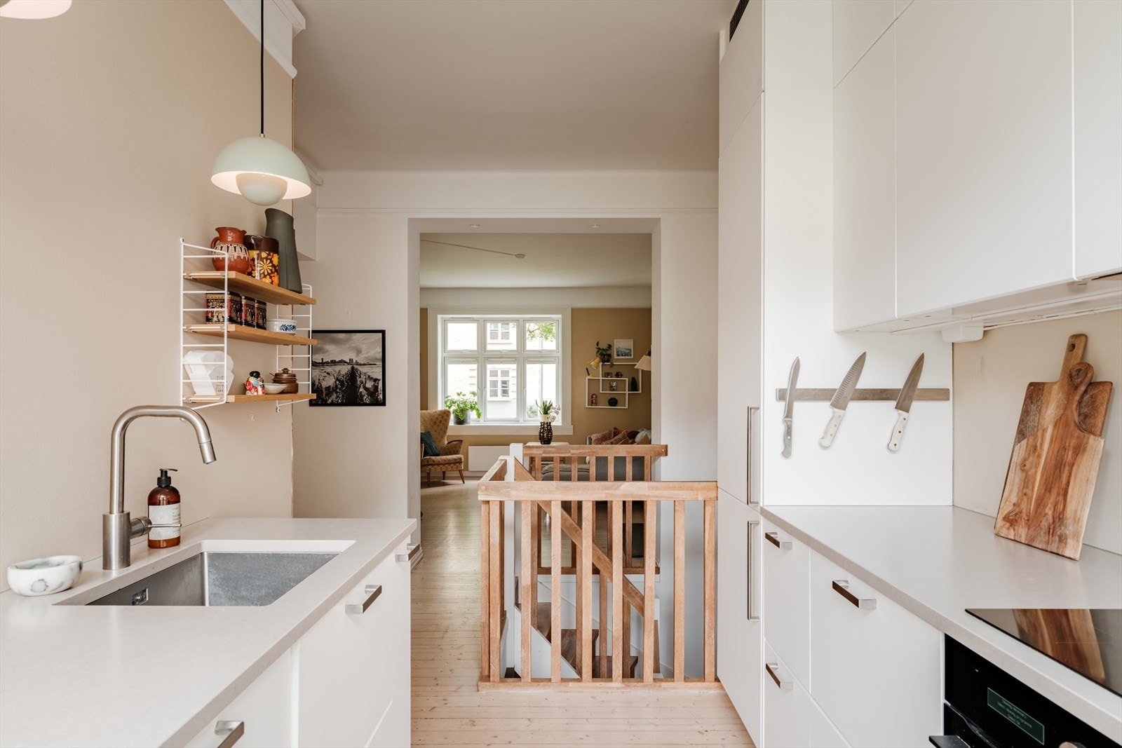 Kjøkkenet er utstyrt med stekeovn, platetopp, oppvaskmaskin og kjøl-/fryseskap. Det er kullfiltervifte over stekesonen. Galleribilde
