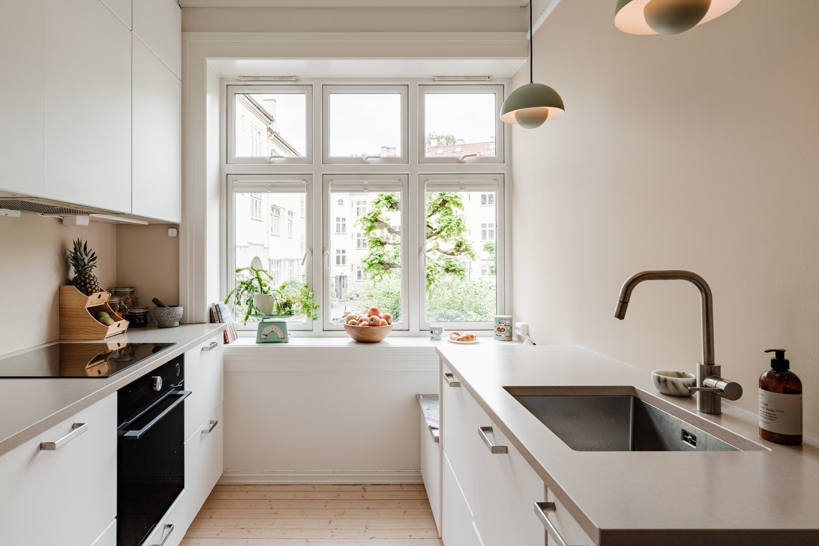 Kjøkkenet ligger tilbaketrukket samtidig som det er åpent mot stuen. De store vinduene på hver sin side gir meget gode lysforhold. Galleribilde
