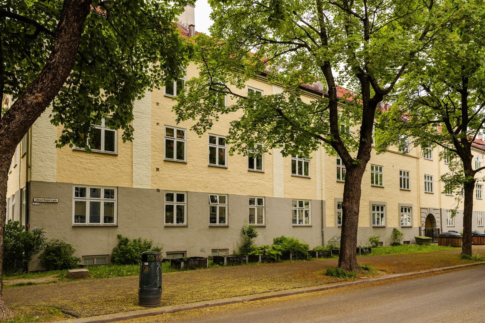 Boligen er gjennomgående så ene delen vender ut mot den frodige bakgården og den andre delen ut mot den rolige gaten Edmund Neuperts gate uten særlig trafikk. Så her ligger boligen skjermet til mellom Torshovparken og Torshovdalen. Galleribilde