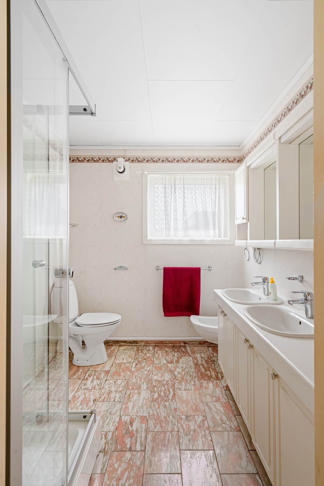 Badet i første etasje er utstyrt med dusjkabinett, servant, toalett og bidet. Galleribilde