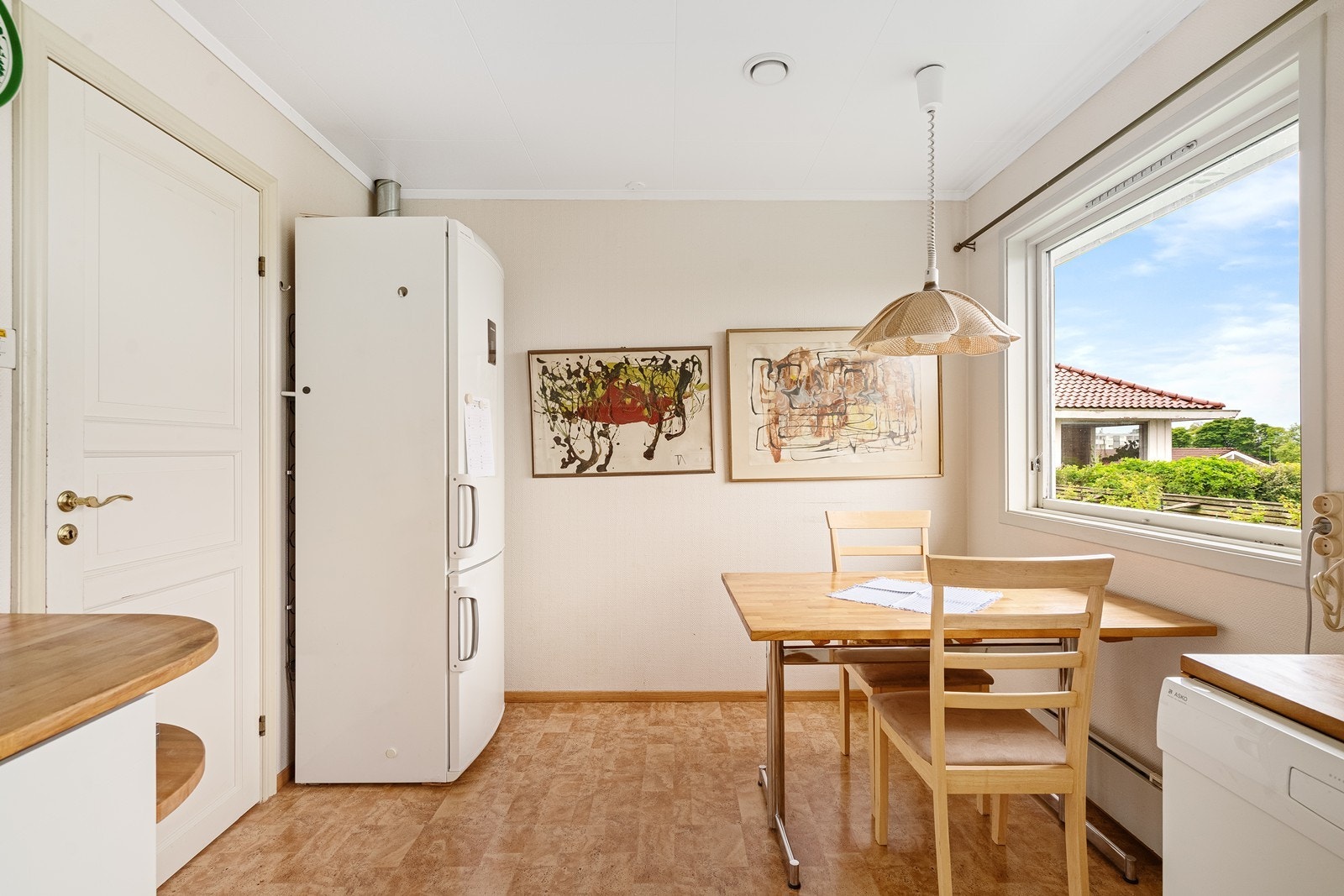 Plass til spisebord gir en naturlig spiseplass i tilknytning til kjøkkenet. Galleribilde