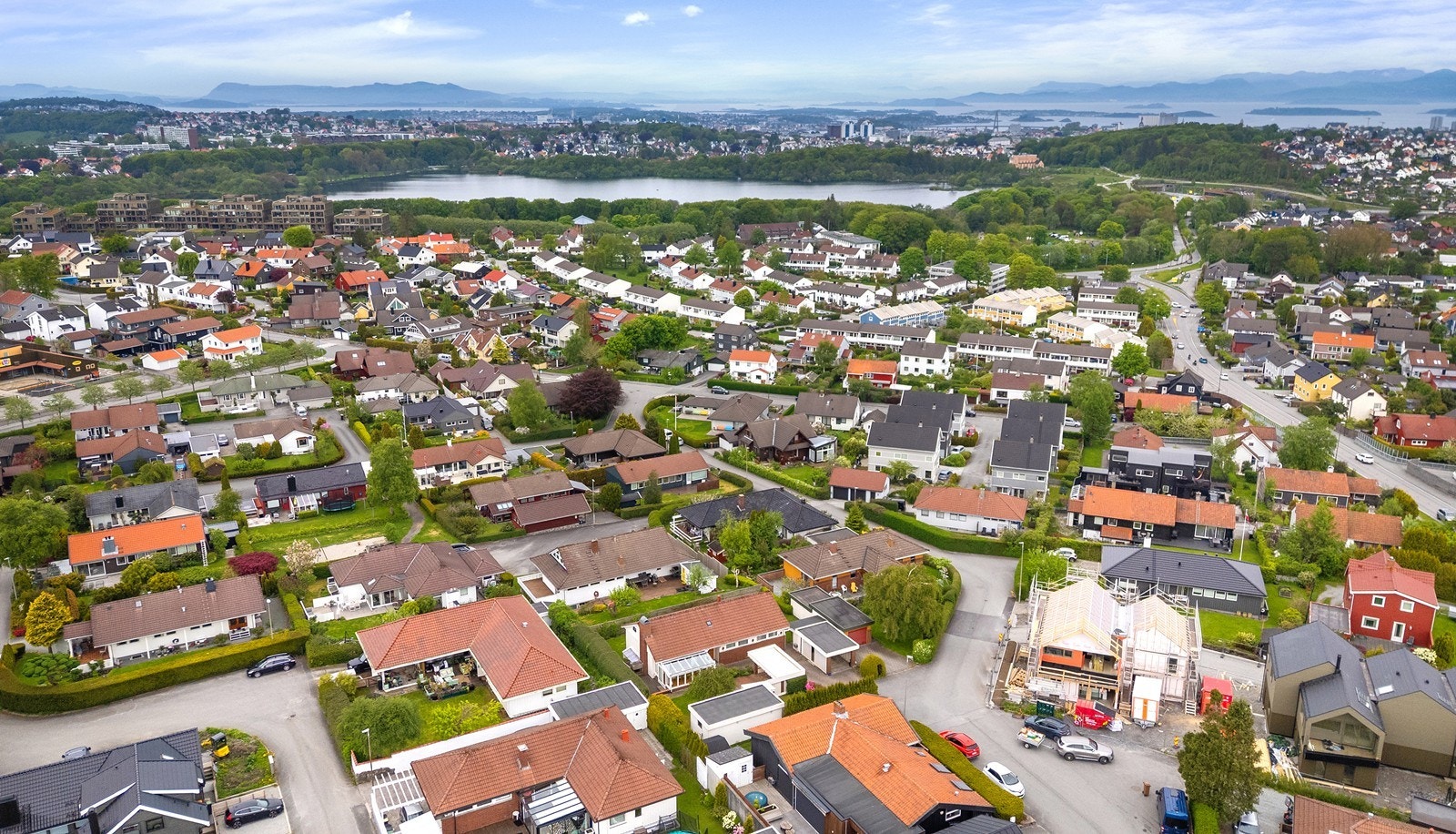 Boligen ligger i et familievennlig område med nærhet til skoler og barnehager. Galleribilde