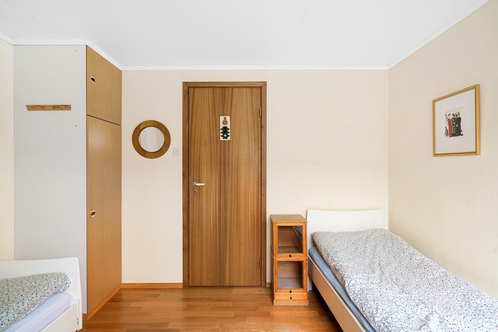 Plassbesparende garderobe gir effektiv oppbevaring i rommet. Galleribilde