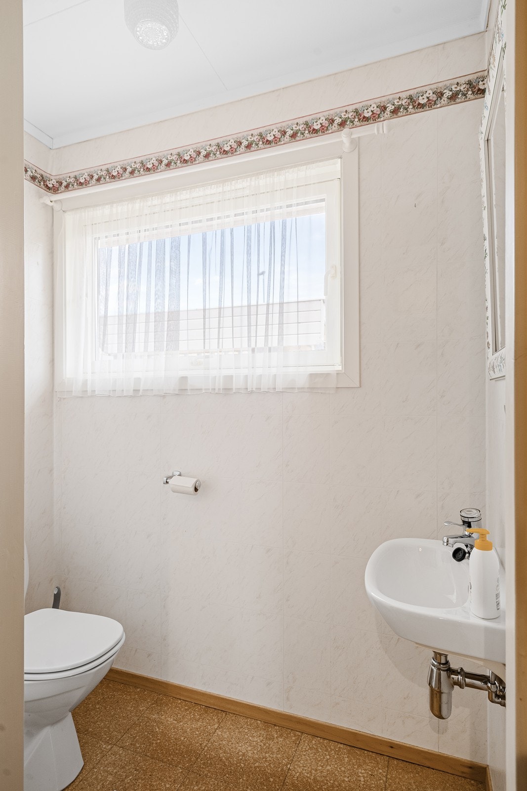 Toalettrommet er utstyrt med håndvask og wc. Galleribilde