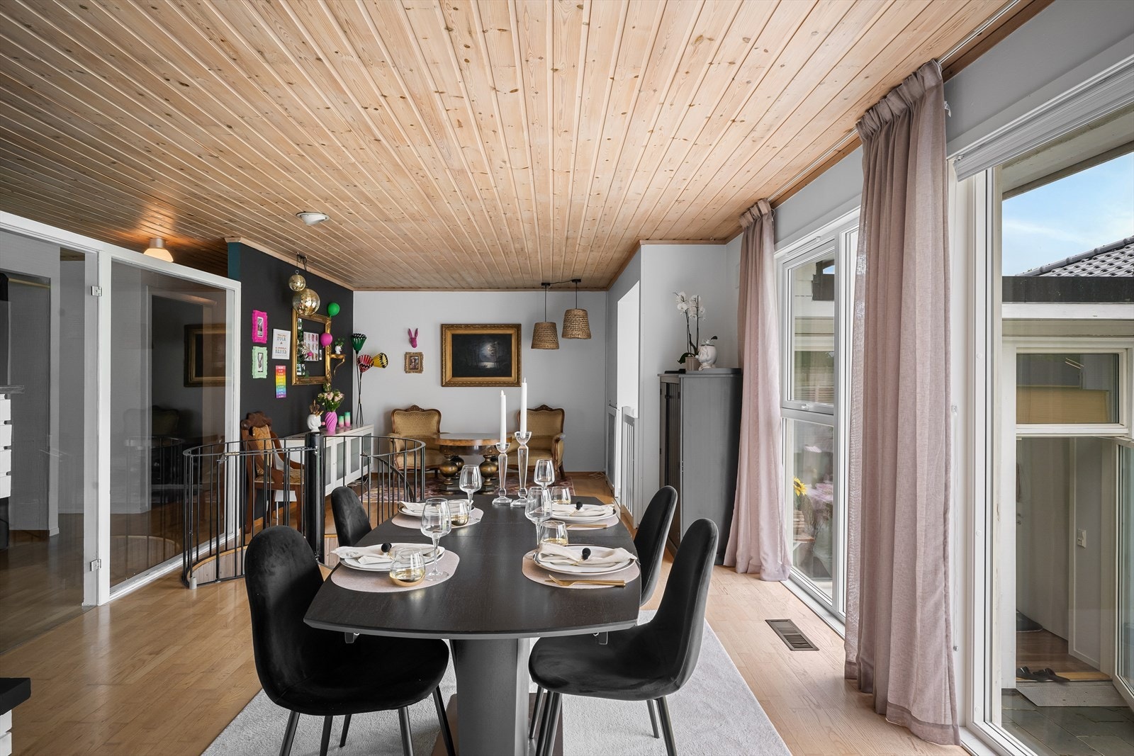 Spisestuen er plassert sentralt i den åpne løsningen. Galleribilde