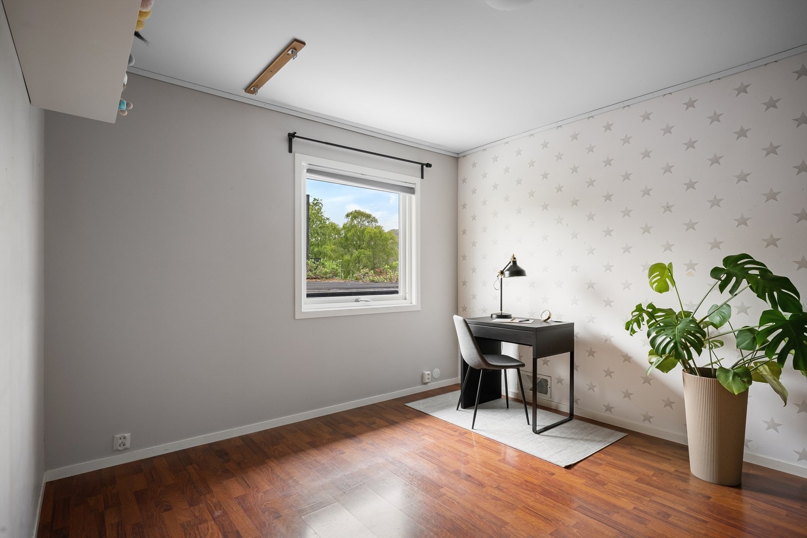 Soverom i hovedetasjen med god plass til både seng og arbeidsplass. Galleribilde