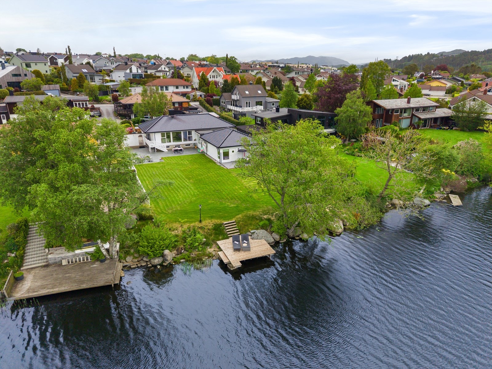 Velkommen til Rådyrveien 3A Og B! Foto: Dirdal Foto AS og Arve Gravdal Galleribilde