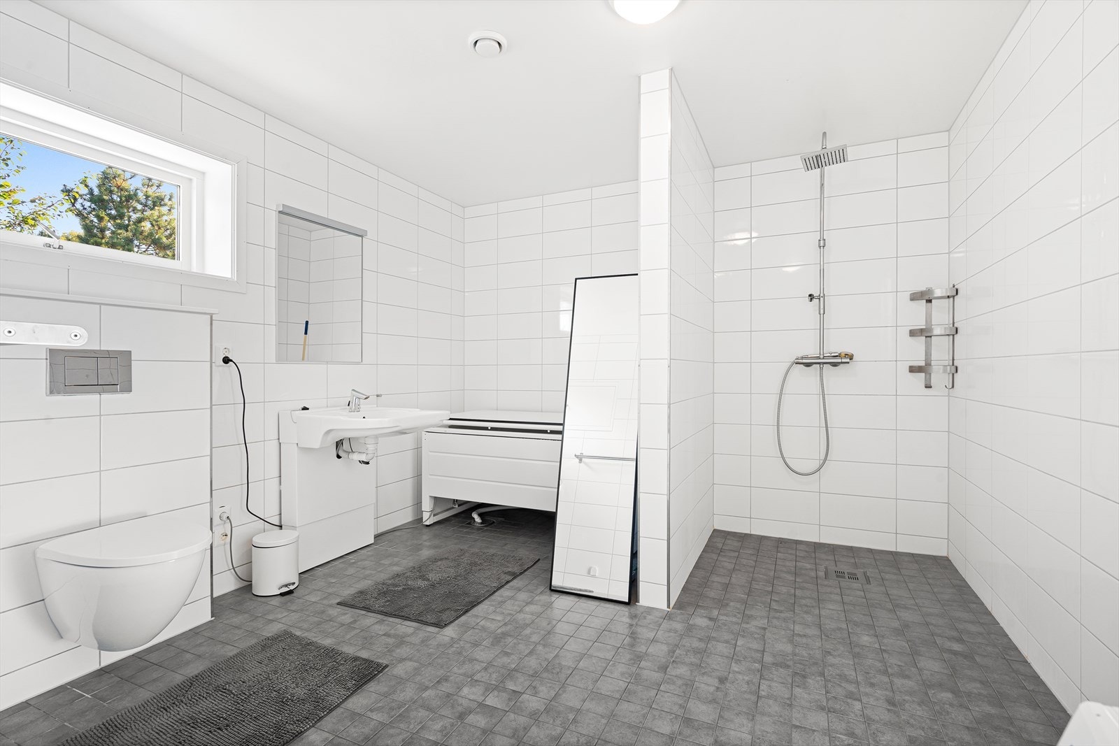 Hovedbadet i omsorgsdelen har ellers en svært god størrelse og er tilrettelagt for rullestolbrukere. (Det gjøres oppmerksom på at badekar i hjørnet er tatt bort) Galleribilde