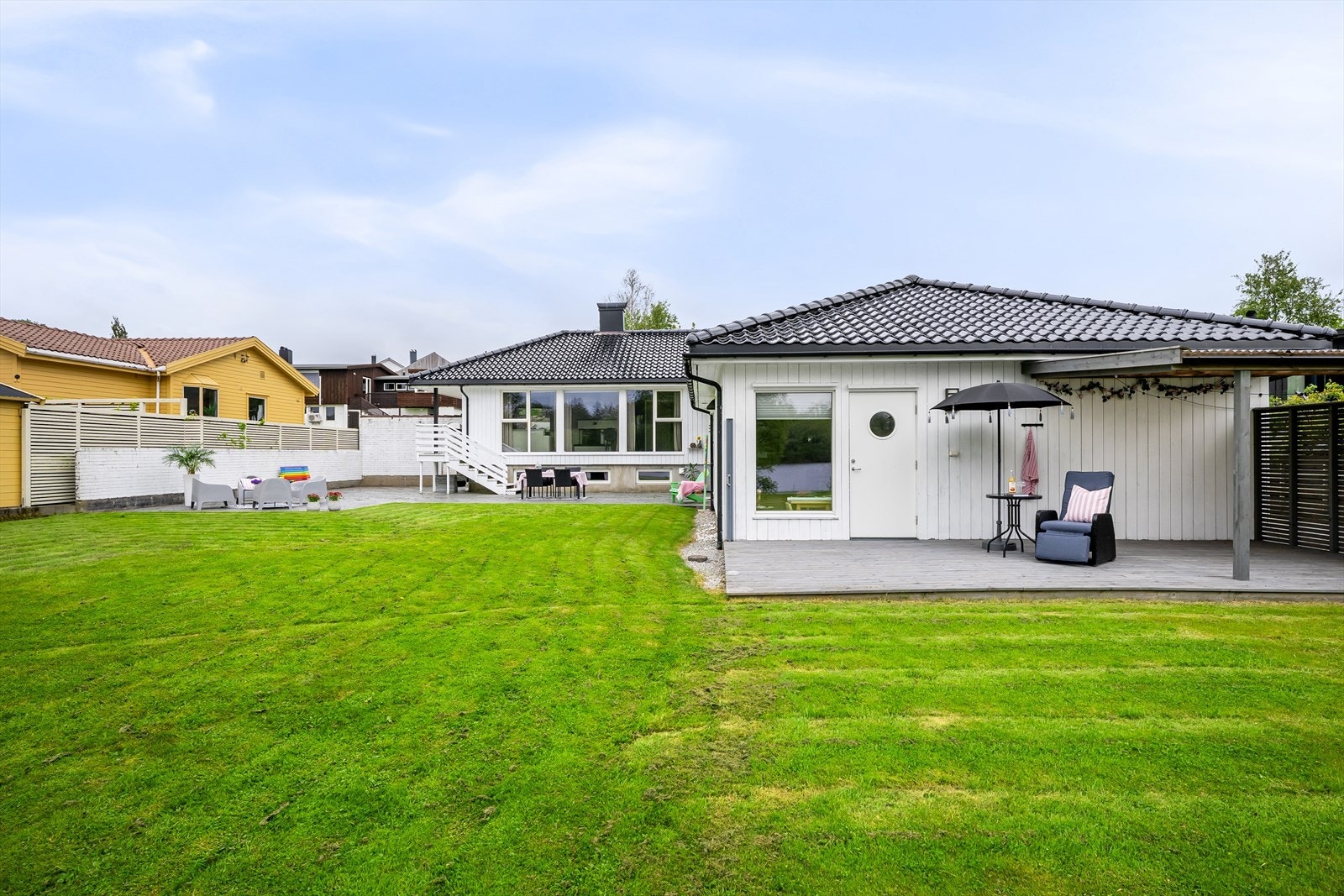 Omsorgsdelen har egen terrasse på 25 m², delvis med takoverbygg. Galleribilde