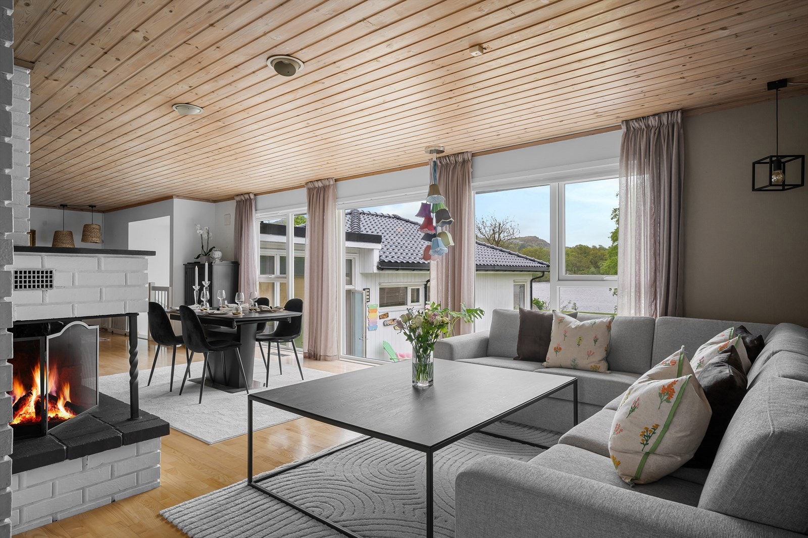 Stuen er romslig med flere soner for sittegrupper. Galleribilde