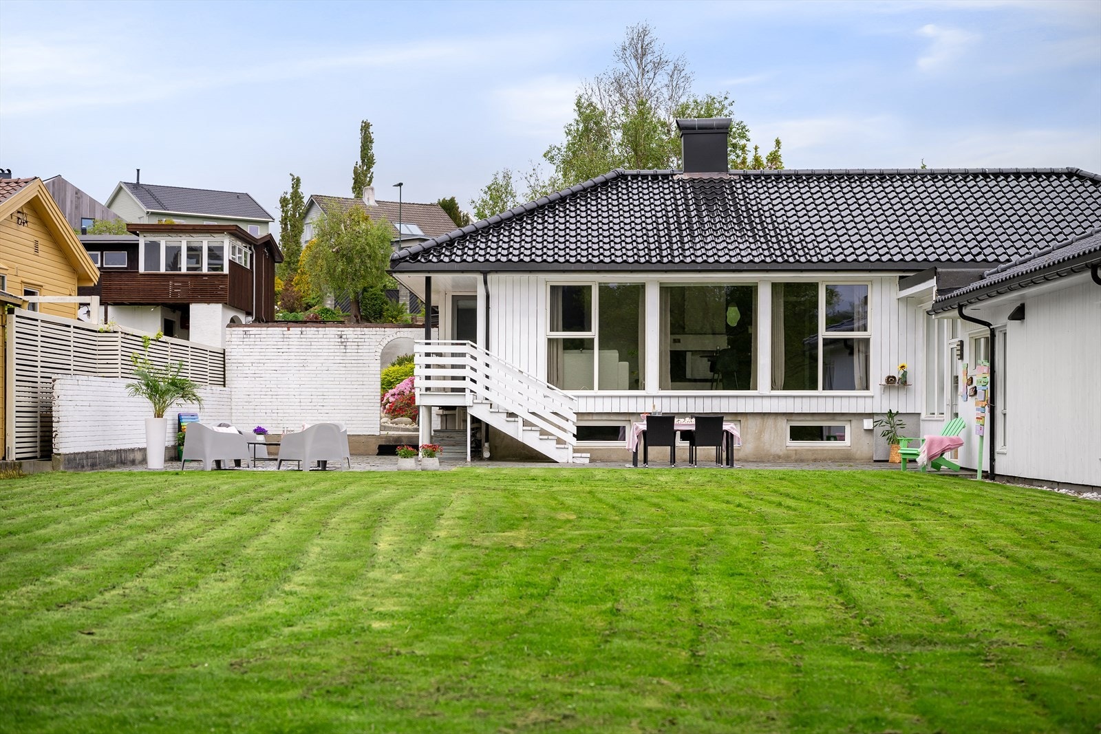 Boligen ligger i et etablert og rolig villastrøk på Ganddal. Galleribilde