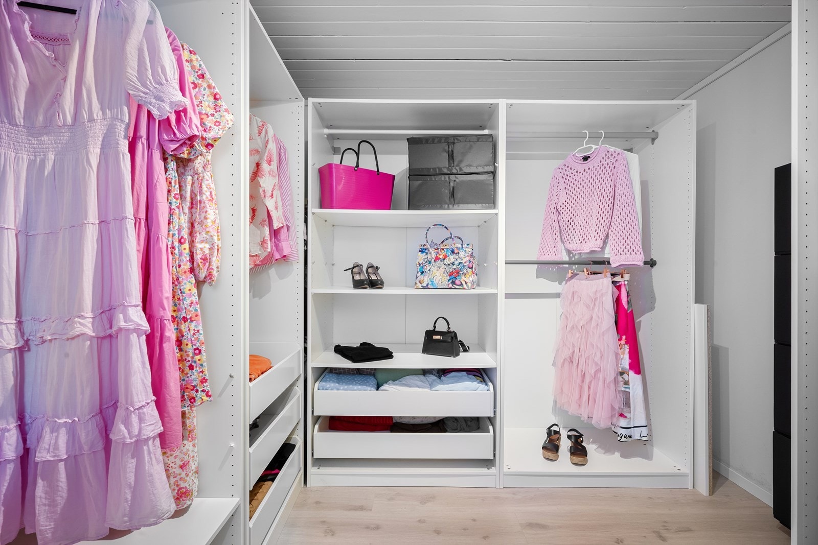 I tilknytning til dette rommet er det praktisk lagt til et walk-in-closet. Galleribilde