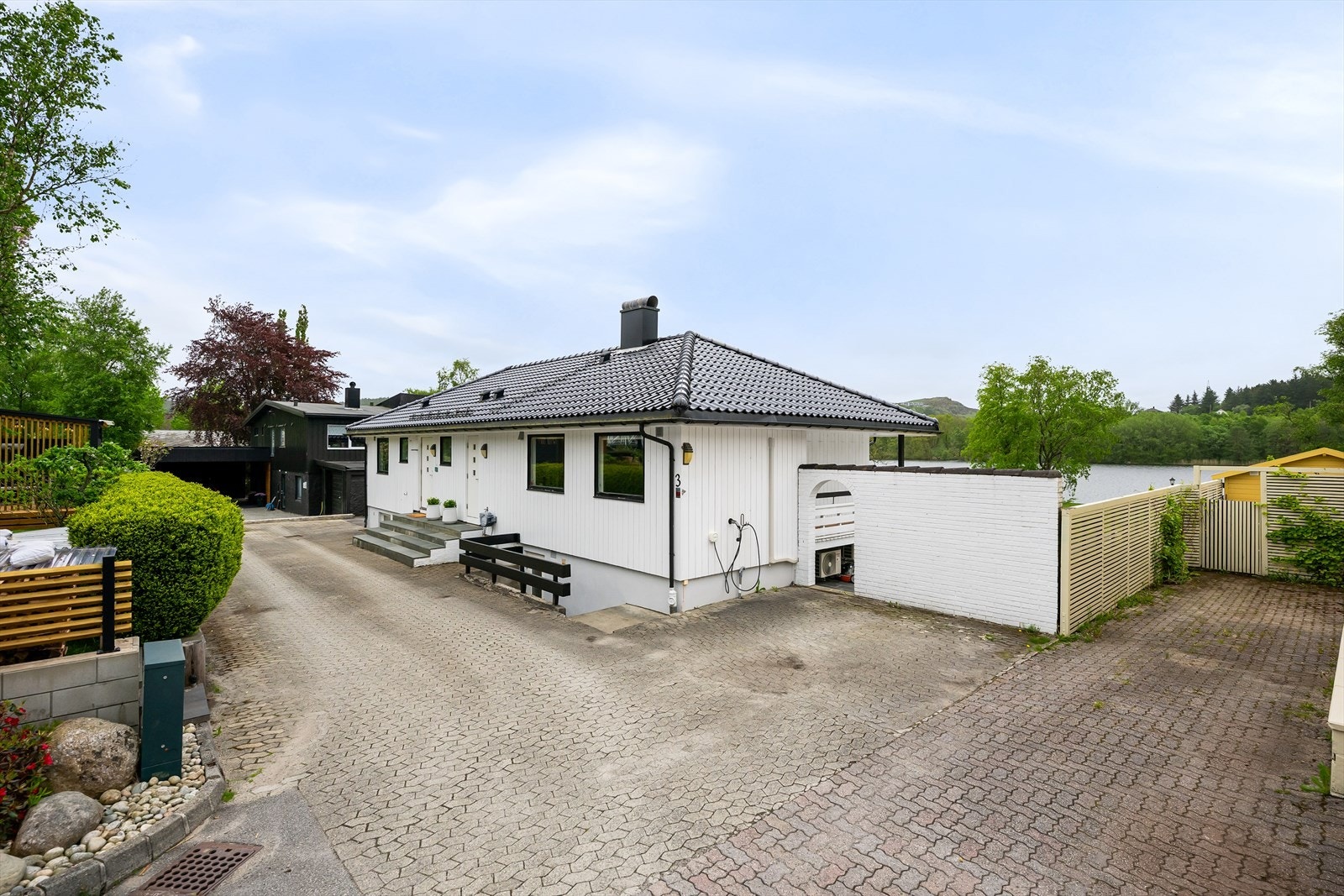 Parkering på egen tomt med tilhørende elbillader. Galleribilde