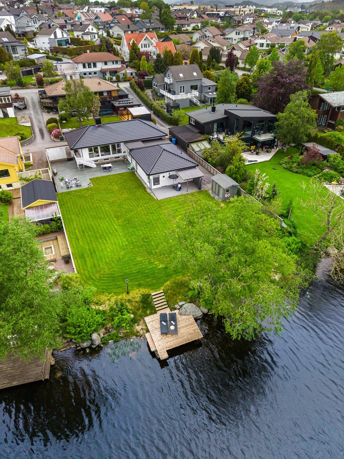 Fantastisk beliggenhet helt ned til vannkanten. Galleribilde