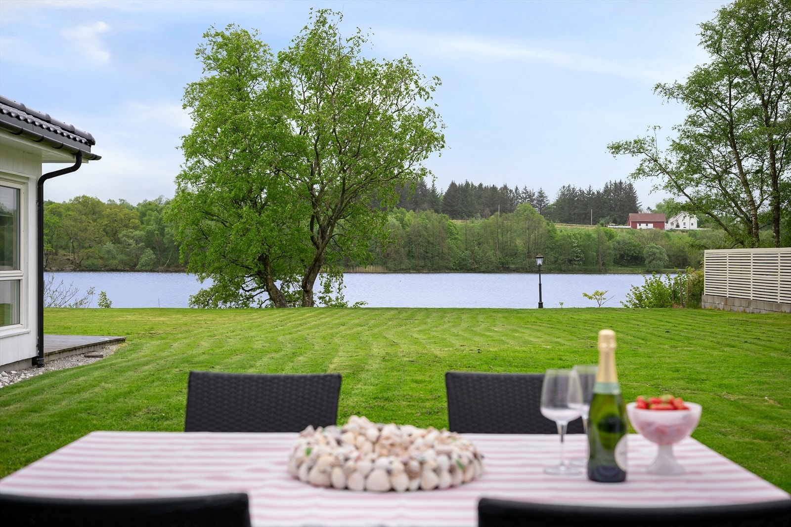 Uteplass med utsikt mot hagen og vannet. Galleribilde