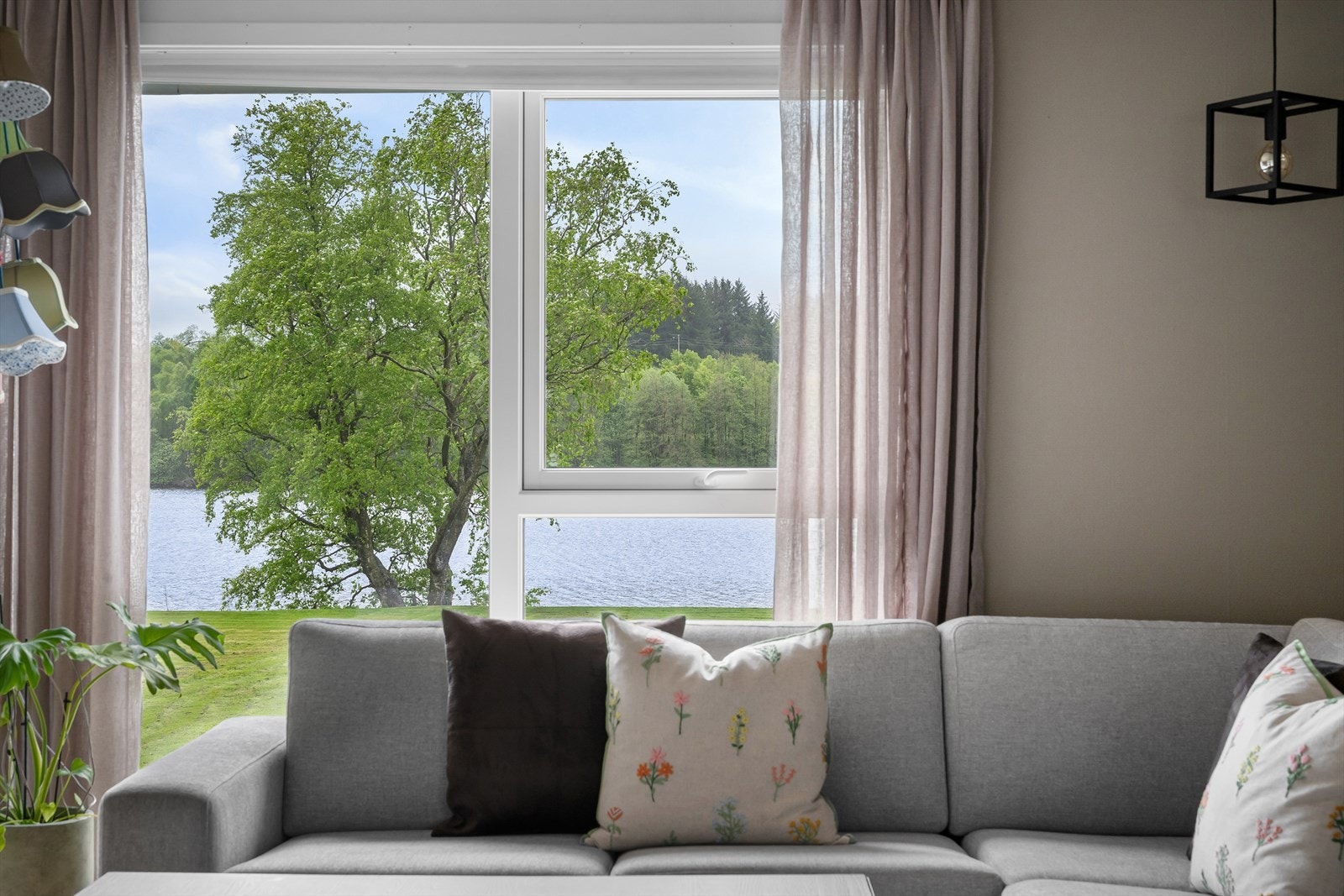 De store vinduene gir godt med dagslys og en flott utsikt. Galleribilde
