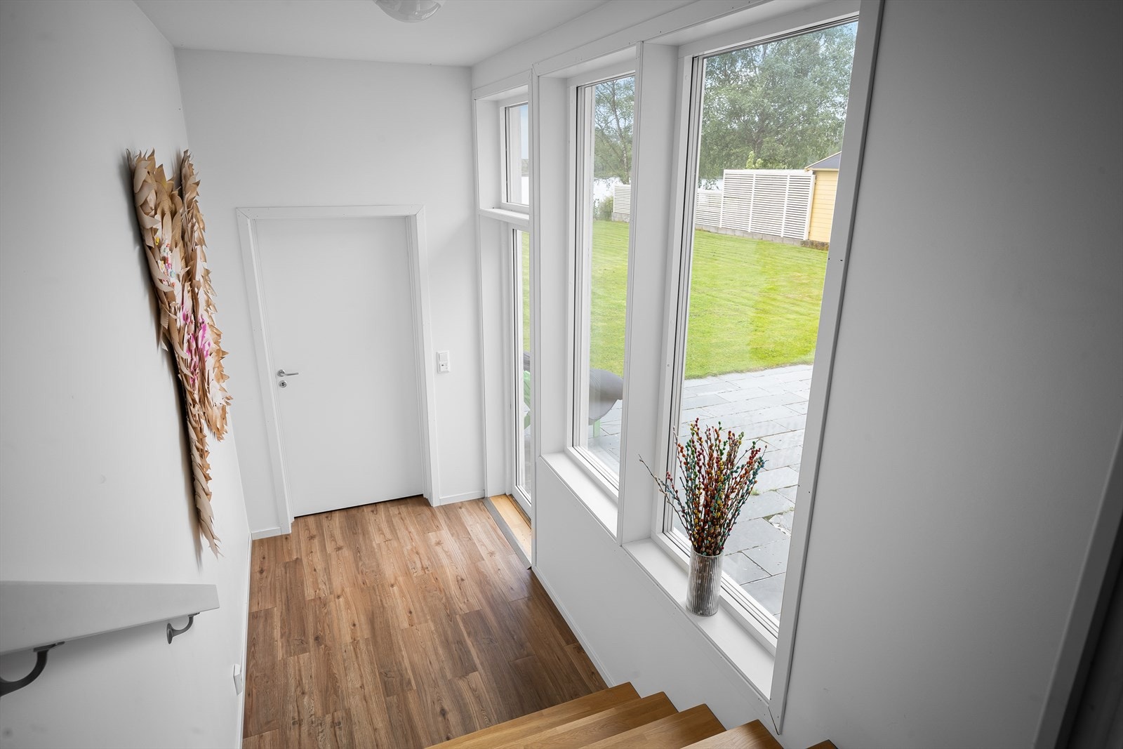 Det går en gang mellom hoveddelen og omsorgsdelen. Galleribilde