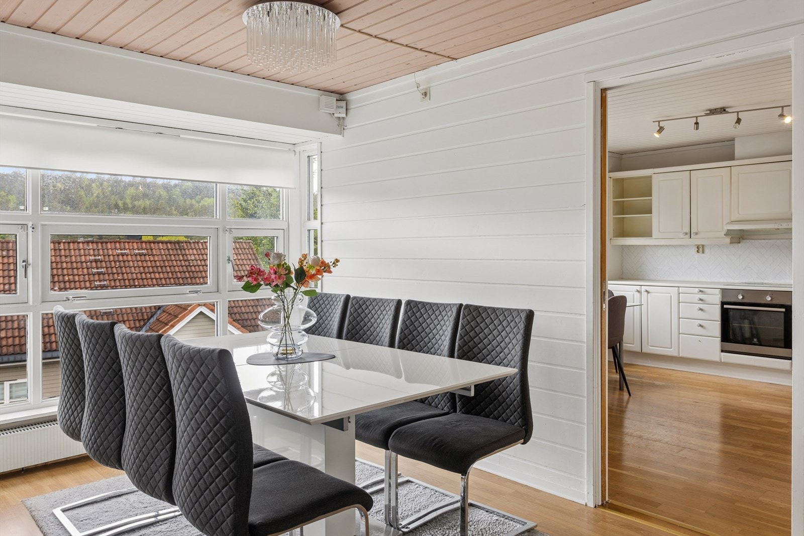 God plass til spisebord - ideelt for hyggelige sammenkomster med venner og familie. Galleribilde