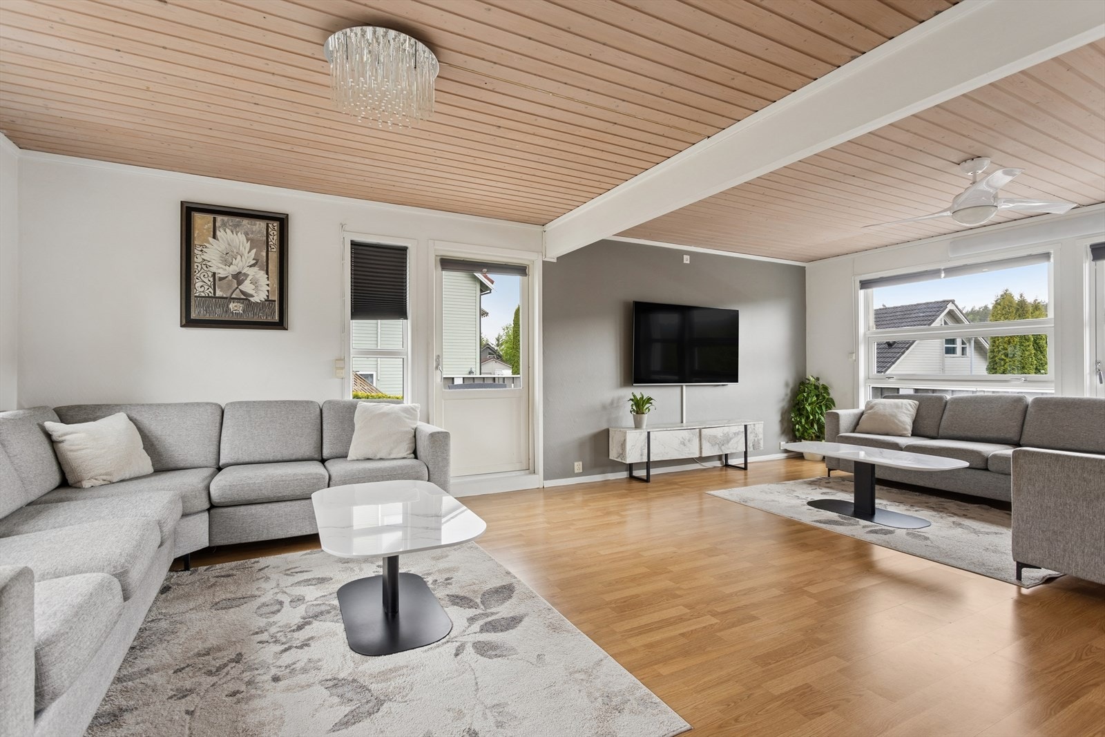Store vindusflater sørger for godt med naturlig lysinnslipp. Galleribilde