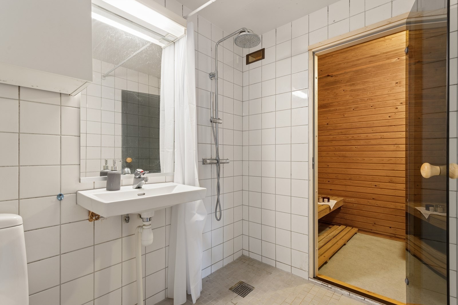 Boligen har tre flislagte baderom. Ett av badene i underetasjen er tilknyttet badstue med sittebenker i trekonstruksjon. Galleribilde