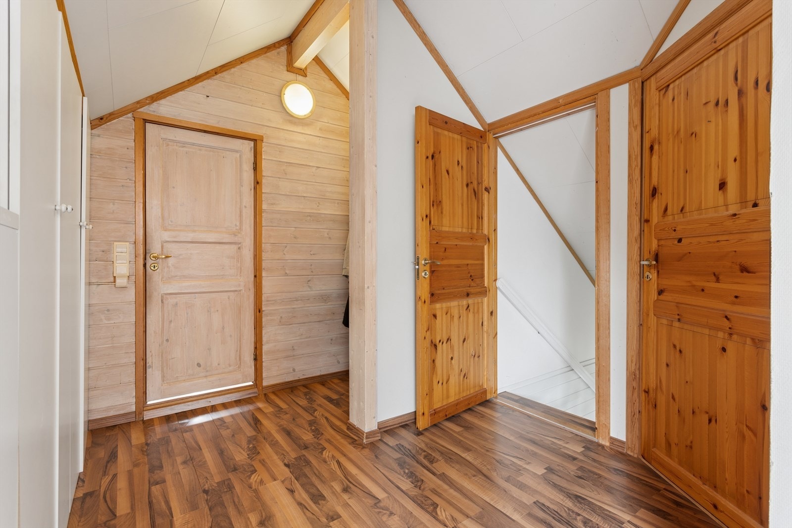 Loft har praktisk løsning besående av bad, bod, boder(kneloft) og stue/soverom. Galleribilde