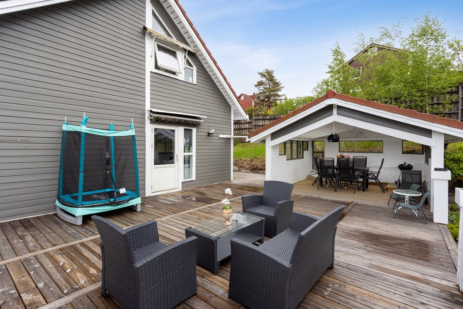 Utgang fra stue til terrasse på ca. 64 m². Galleribilde