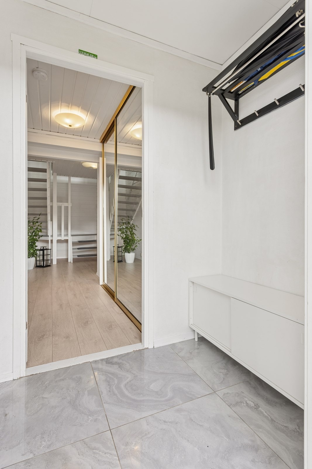 Her er det god plass til å henge fra seg yttertøy og sette fra seg sko. Galleribilde