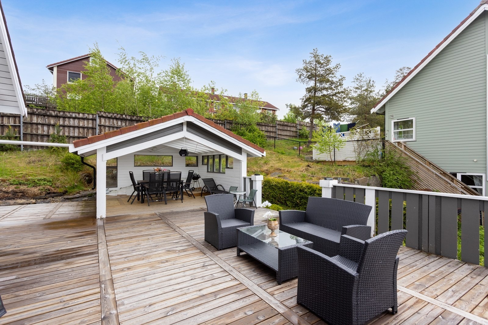 Overbygget uteplass/paviljong som forlenger utesesongen og gir et lunt oppholdssted Galleribilde