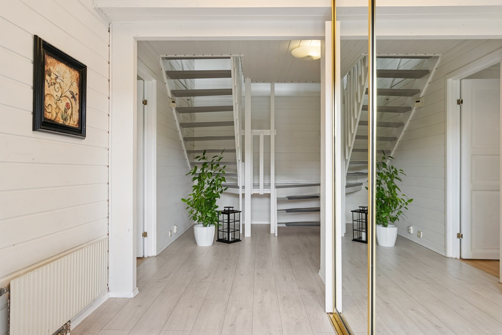 Speilskap med skyvedører i boligens gang gir ytterligere med oppbevaringsmuligheter. Galleribilde