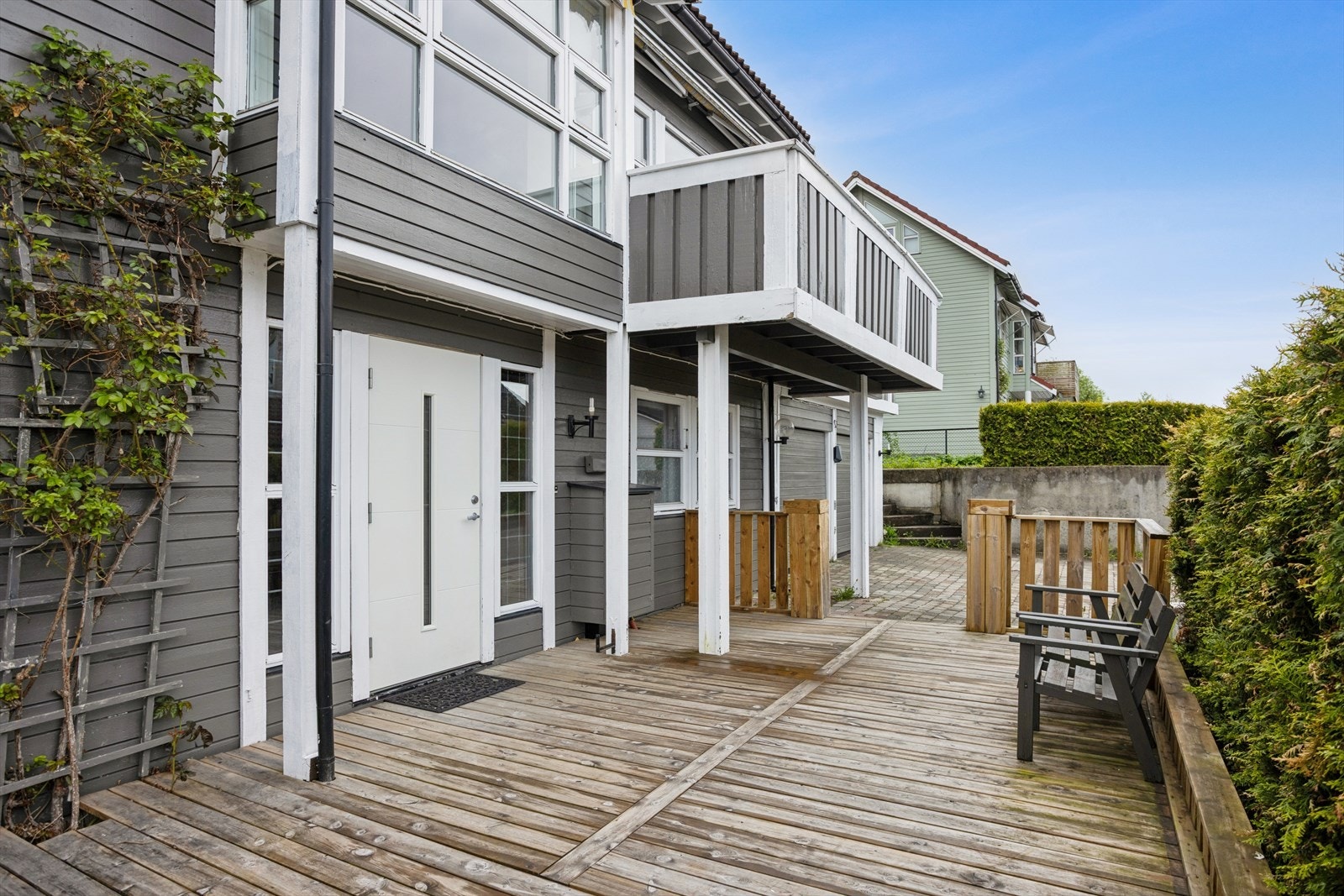 Det er også en stor markterrasse ved boligens inngangsparti på ca. 43 m². Her er det masse muligheter til å innrede helt etter eget ønske og behov. Galleribilde