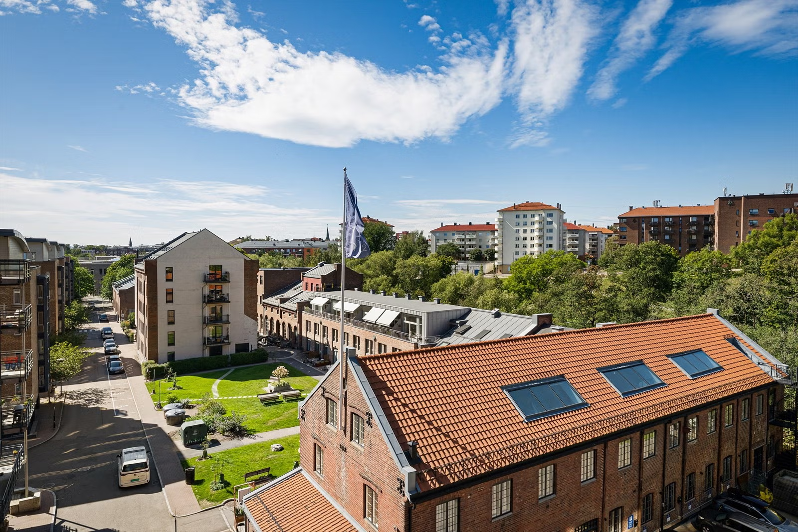 Svært ettertraktede Lilleborg er en skjult, grønn oase på Sagene/Torshov uten gjennomgangstrafikk, med idylliske Akerselva som nærmeste nabo Galleribilde