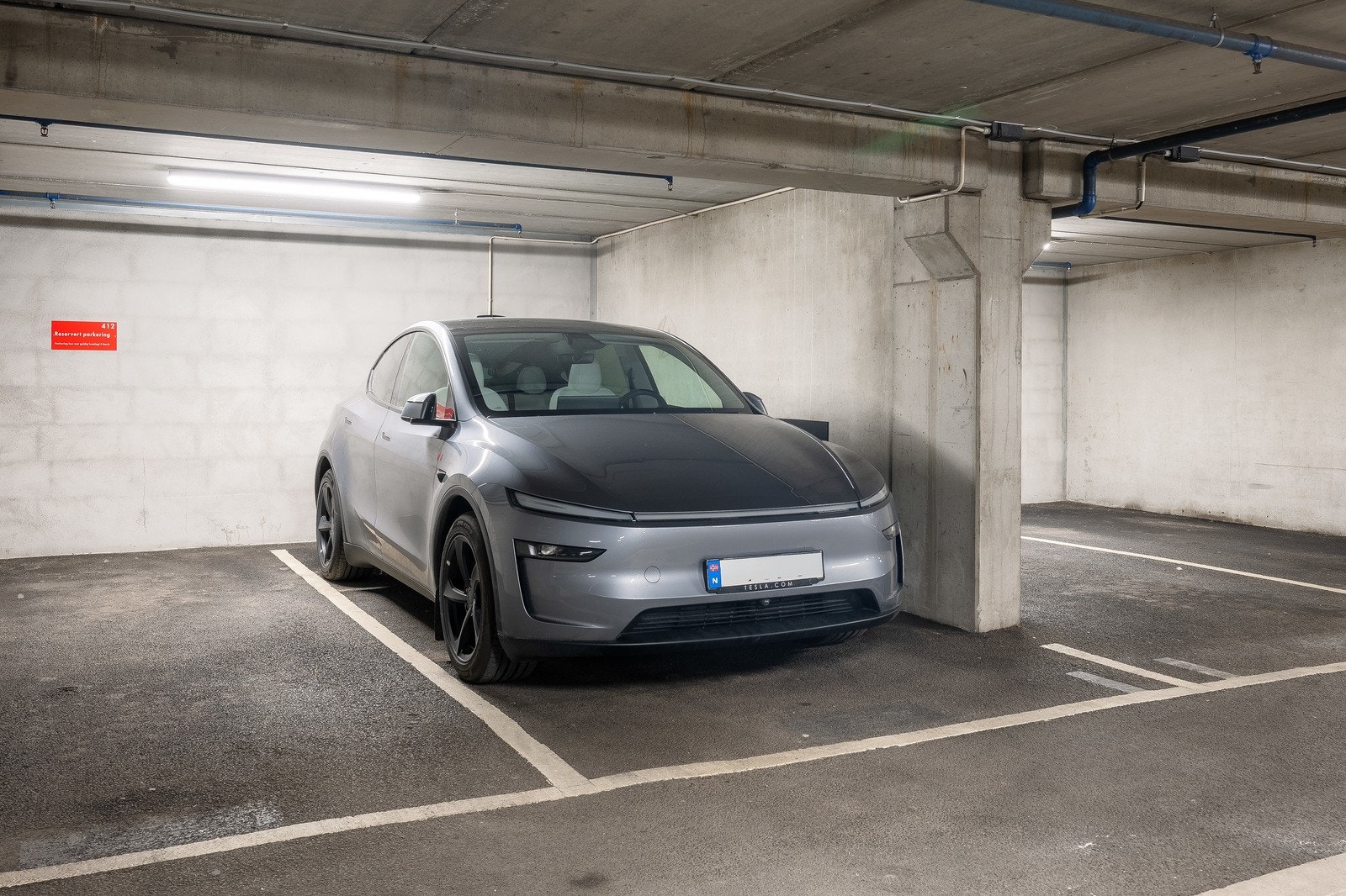 Leiligheten disponerer egen parkeringsplass med elbil-lader i felles garasjeanlegg, med direkte heisadkomst - også gode muligheter for gjesteparkering Galleribilde