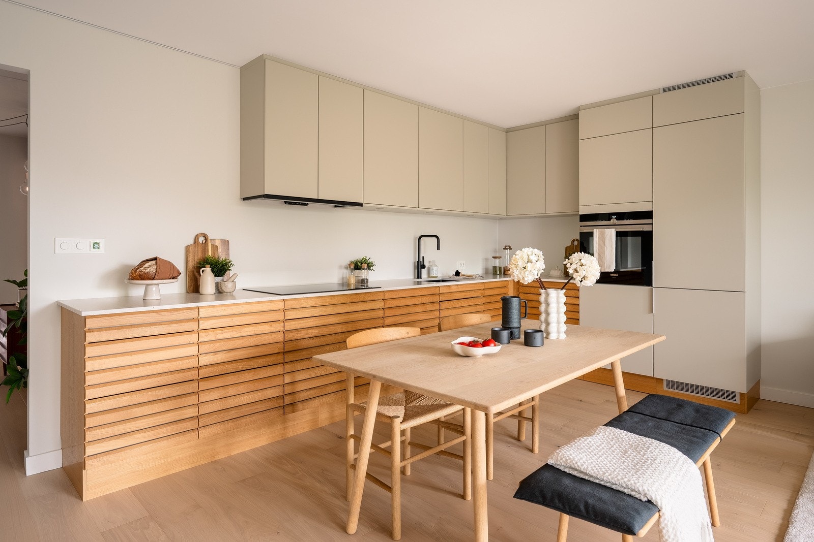 Kjøkkenet oppleves sømløst og moderne med integrerte kvalitetshvitevarer fra AEG og Siemens, samt kjøkkenarmatur fra Tapwell og helautomatisk ventilasjon fra Røroshetta Galleribilde