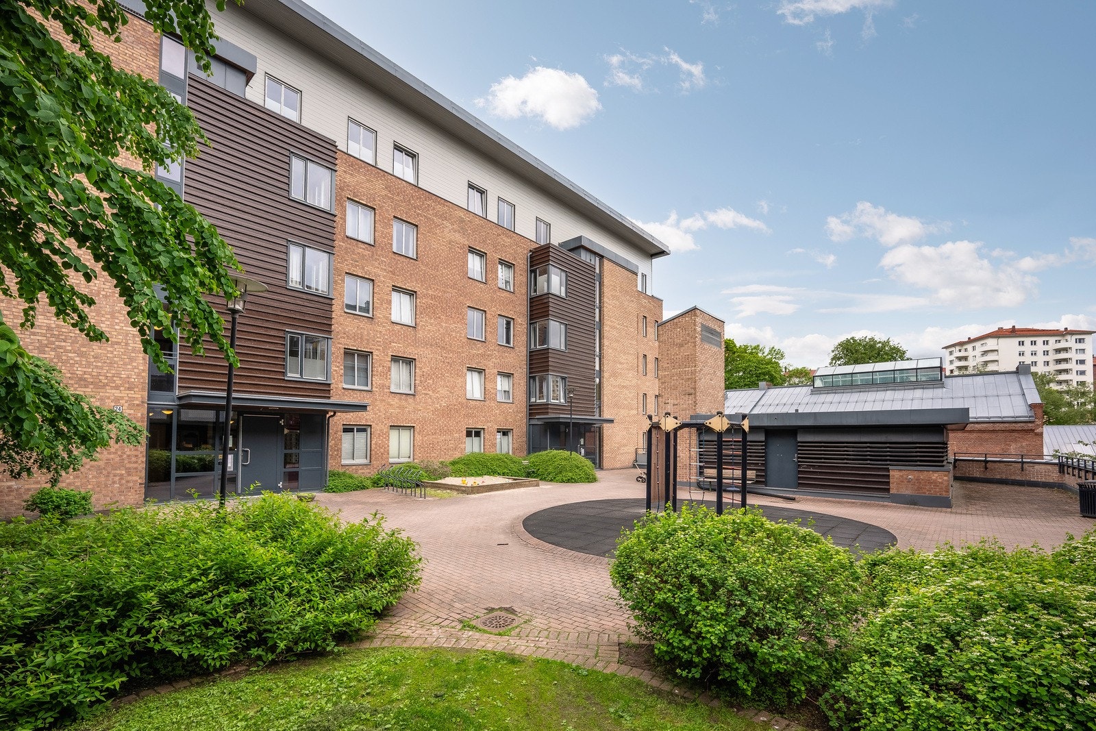 Lilleborg B1 er et stort og trygt sameie bestående av 56 boliger og 1 næringsseksjon, som sikrer stabile og gode boforhold Galleribilde