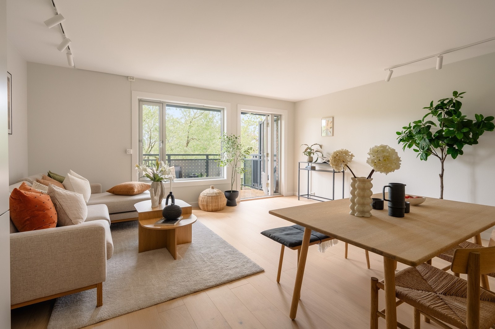 Den store og sosiale stuen kan enkelt deles opp i soner, med spisestue hvor man kan møblere med spisestuebord, samt en hyggelig stuedel hvor det kan møbleres med stor sofaseksjon med tilhørende møblement Galleribilde