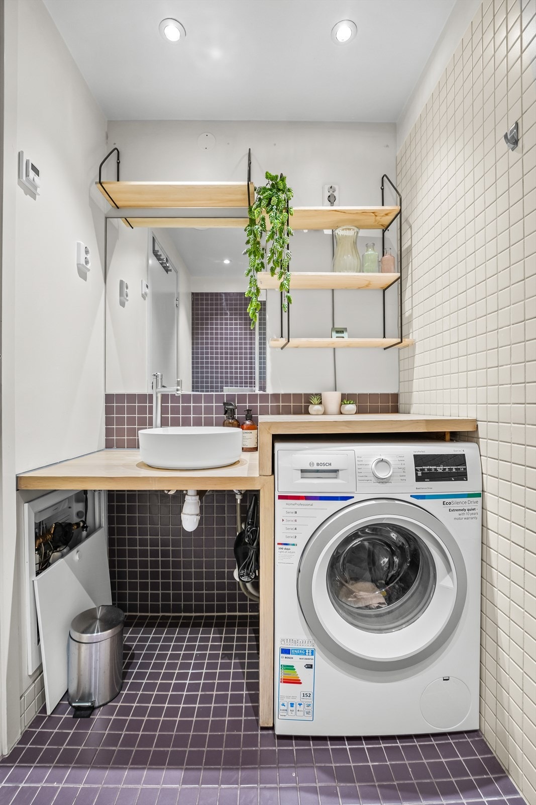 Flislagt bad med elektrisk gulvvarme og opplegg for vaskemaskin. Galleribilde