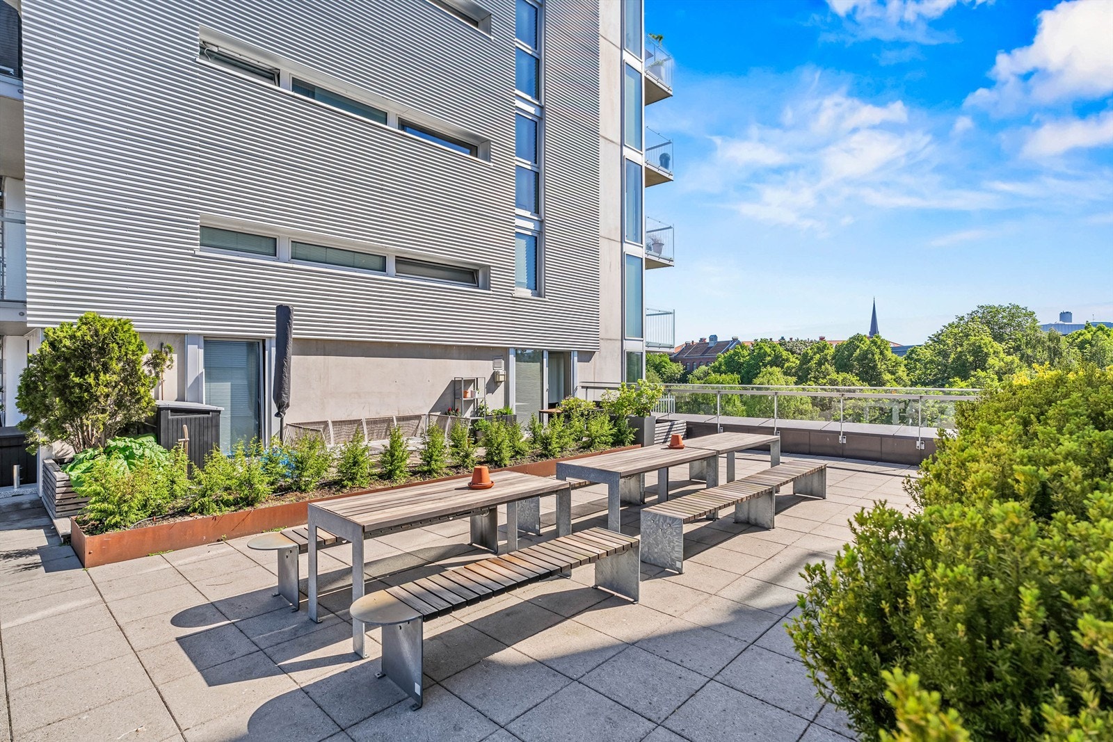 Sameiet har en flott felles takterrasse med flere sittegrupper. Galleribilde