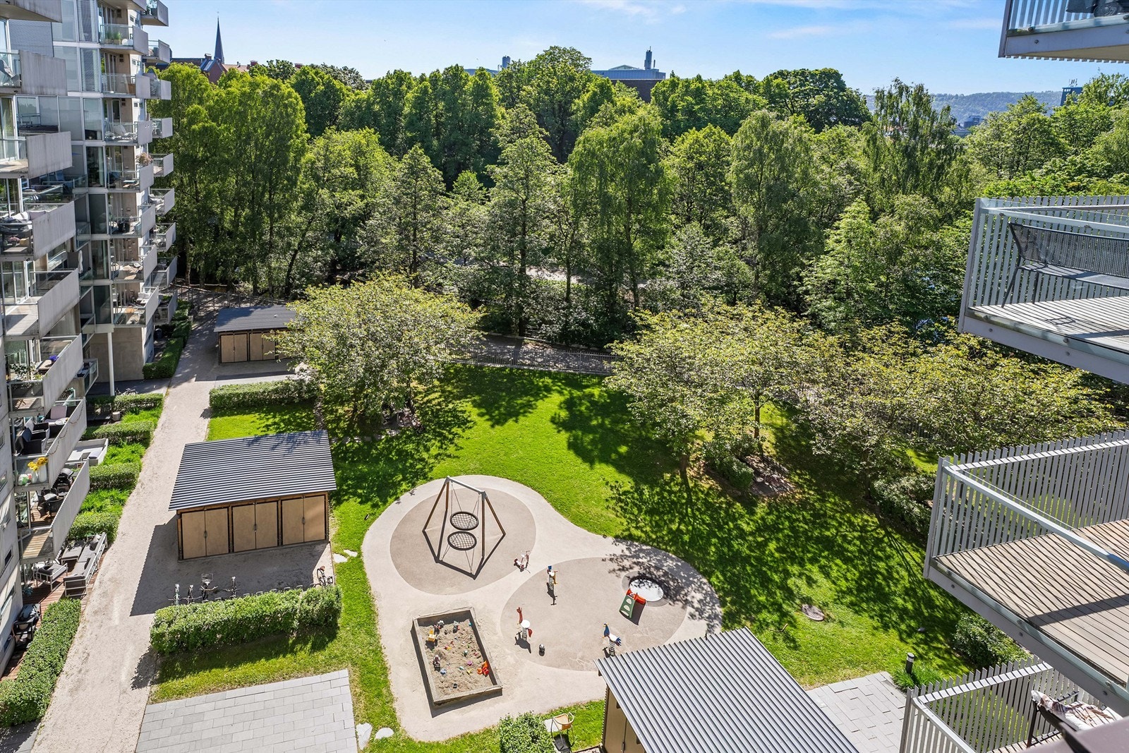 Sameiet har et pent opparbeidet og skjermet gårdsrom med lekeplass. Galleribilde