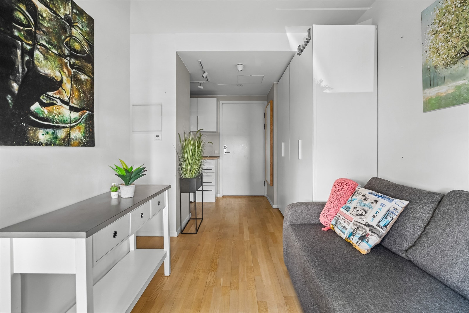 Stuen har parkettgulv og malte, slette veggflater. Galleribilde