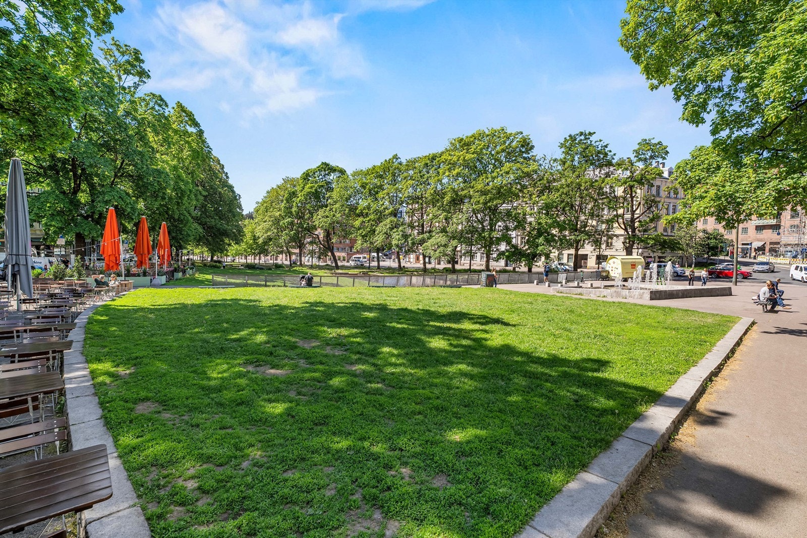 Leiligheten ligger ved Alexander Kiellands plass, med parkområder og serveringssteder rett utenfor døren. Galleribilde