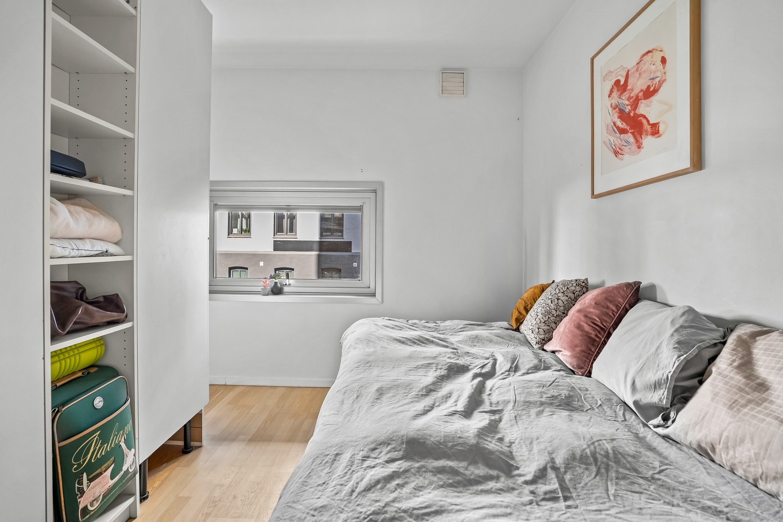 Sovealkoven er praktisk adskilt fra stuen og har plass til seng og oppbevaring. Galleribilde