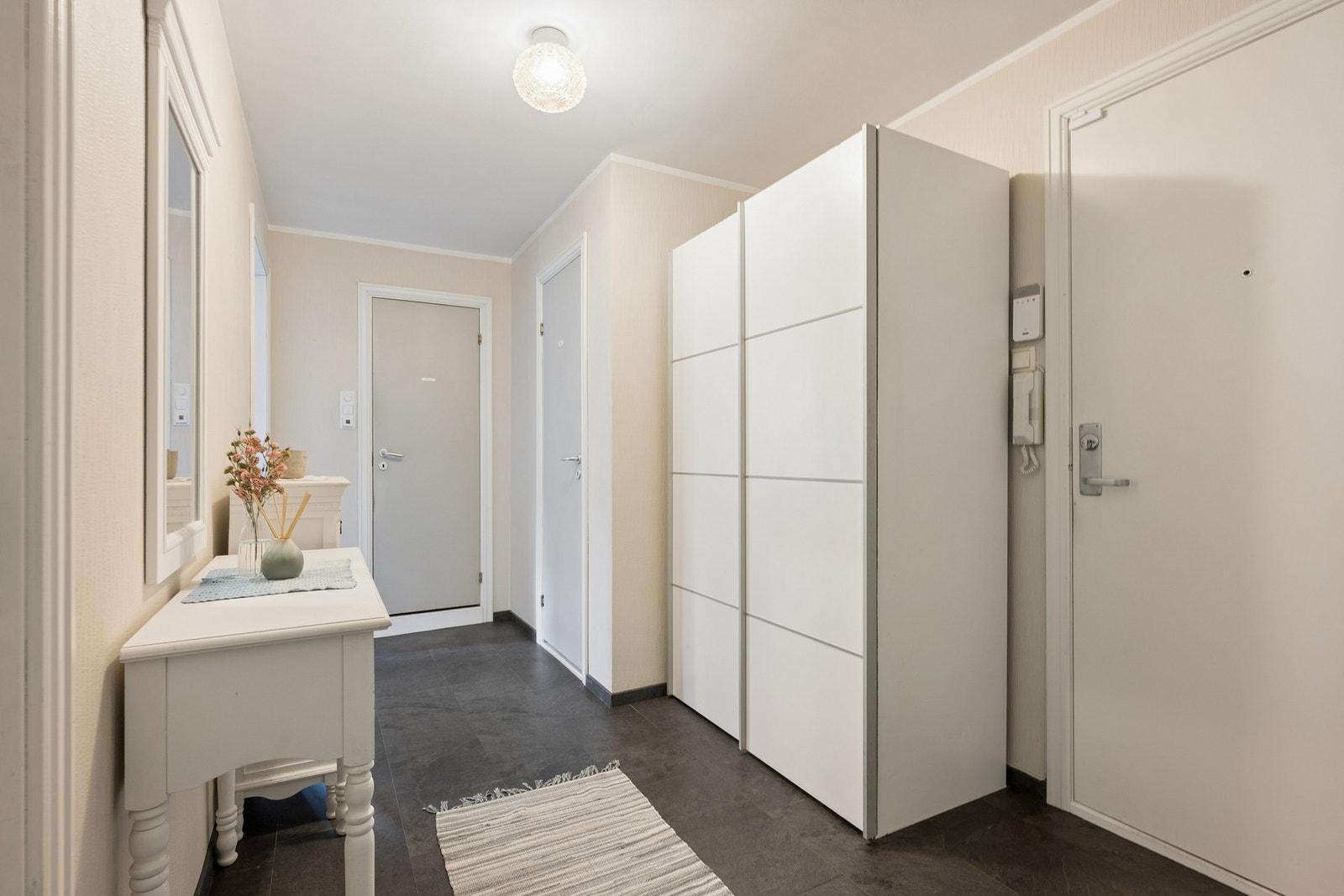 Her har du godt med plass til å hensette sko og yttertøy. Galleribilde