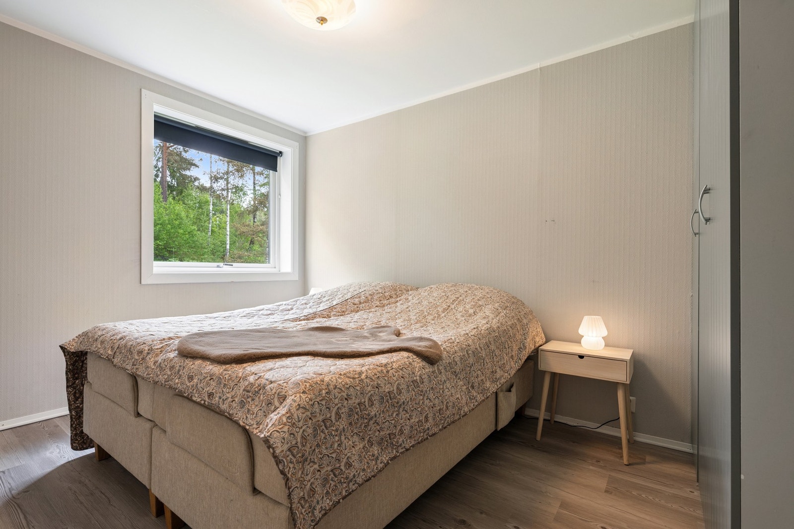 Hovedsoverommet er romslig og har god plass til dobbeltseng, nattbord og garderobeløsninger. Galleribilde
