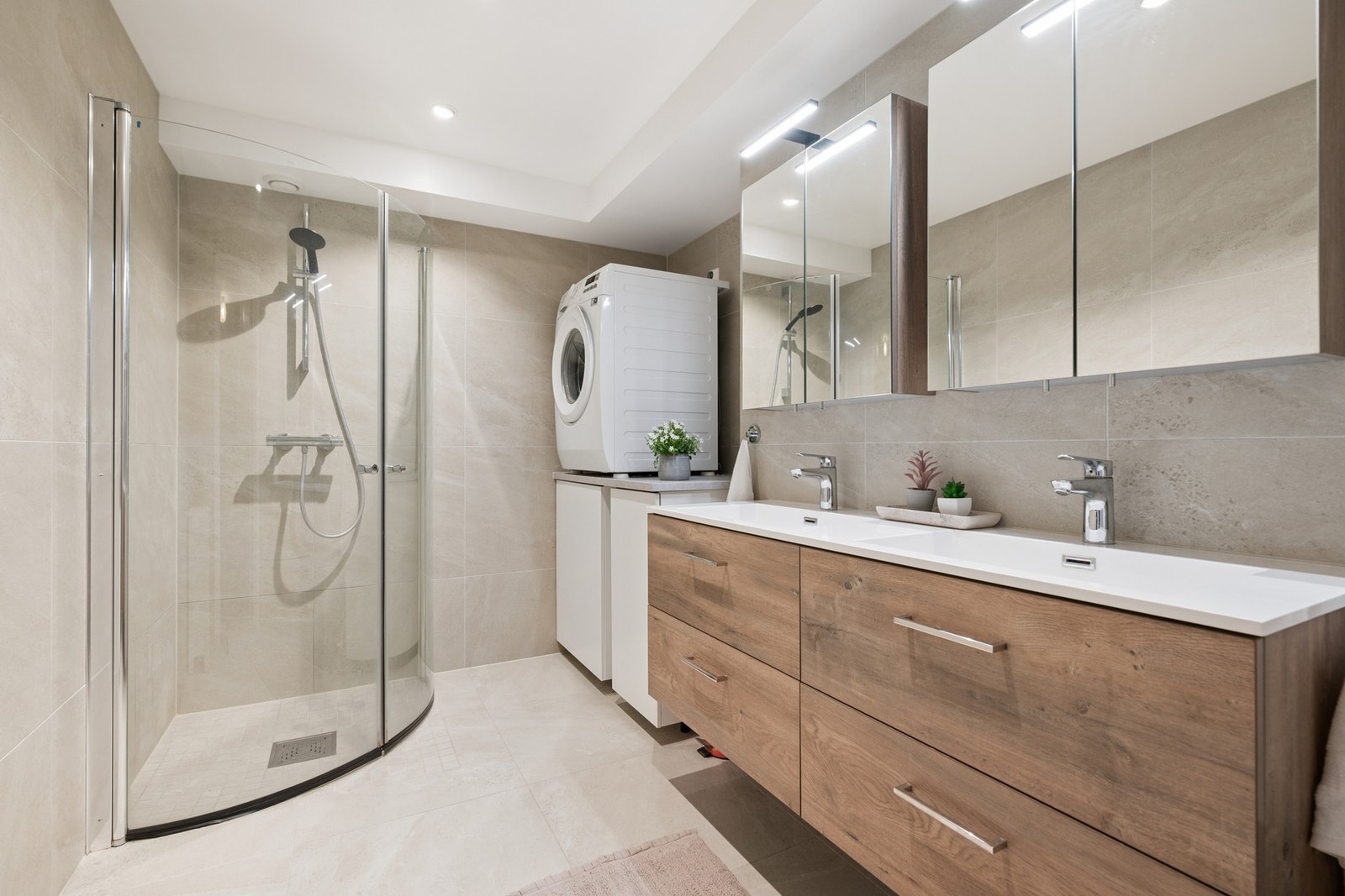 Badet fremstår moderne og innbydende etter oppussing i 2020. Galleribilde