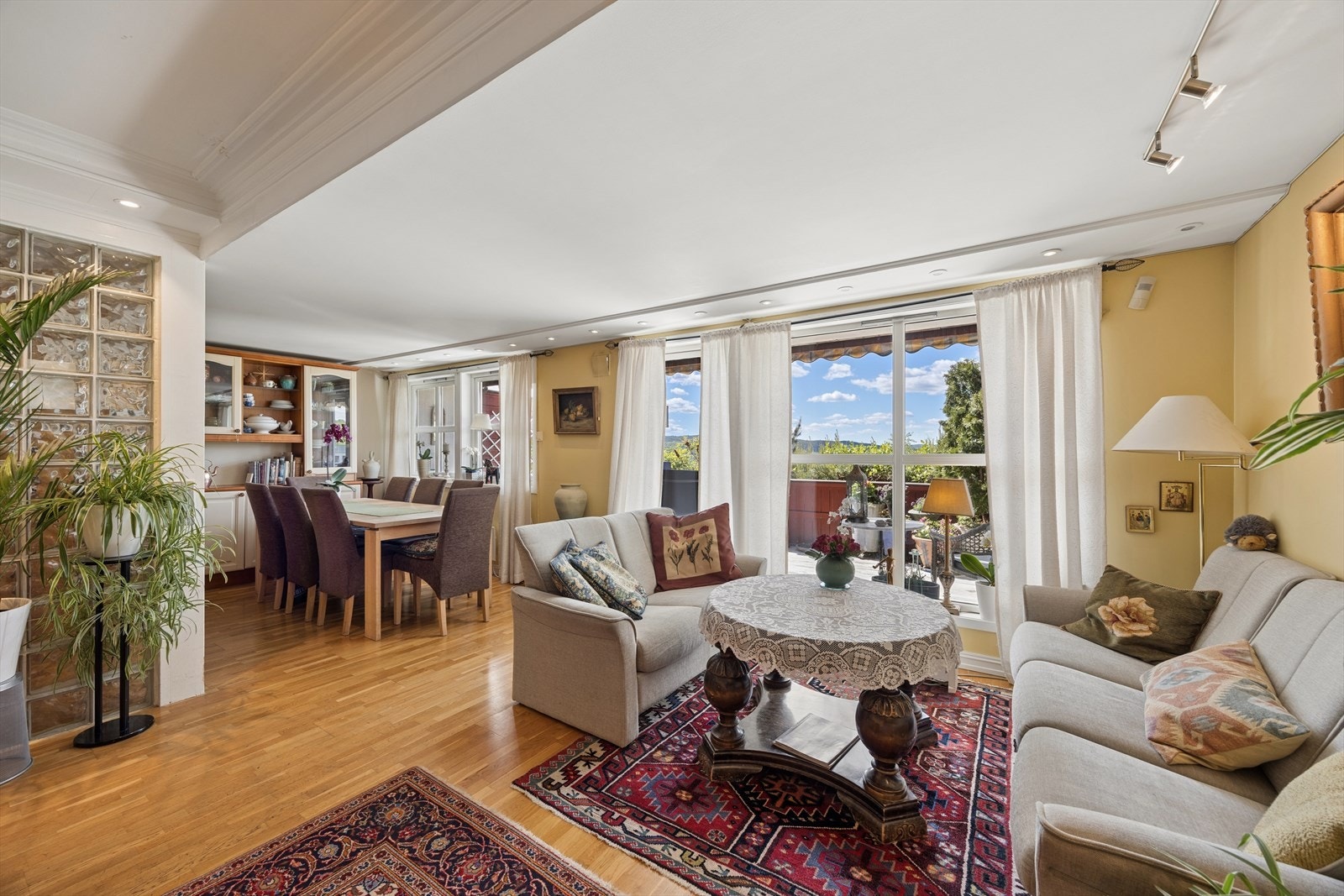 Inn fra terrassen har du en romslig stue med 3-stavs parkett på gulvet og downlights i himlingen. Galleribilde