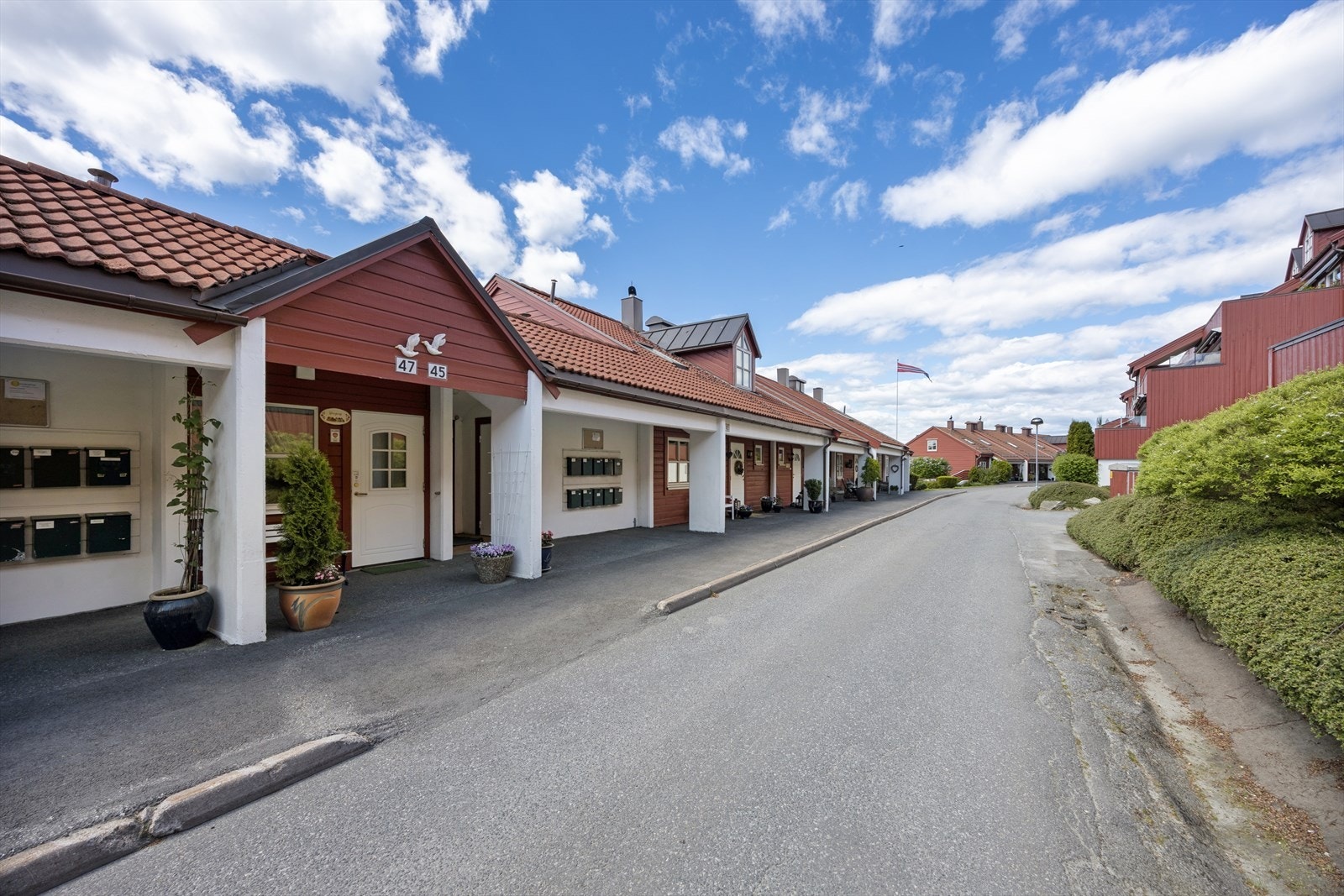 Bygget har heis med adkomst til alle plan. Det medfølger en parkeringsplass i felles garasjeanlegg. Galleribilde