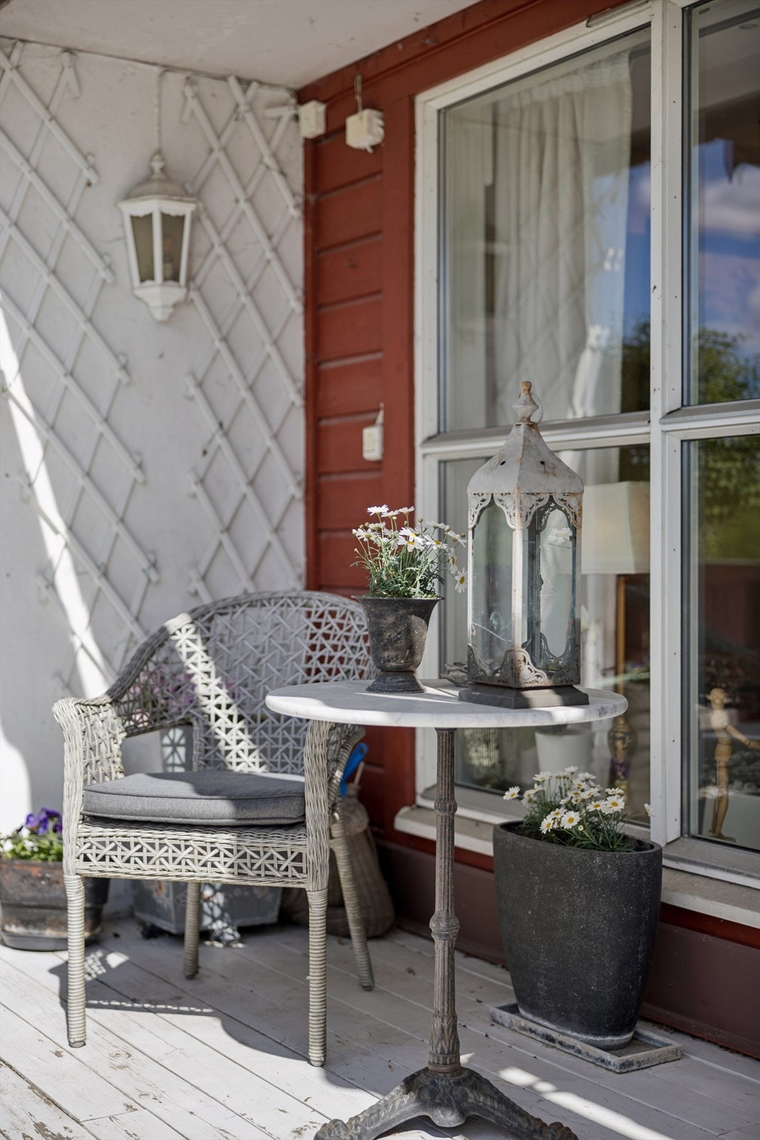 Praktiske detaljer som utendørs belysning og stikkontakt er på plass på terrassen. Galleribilde